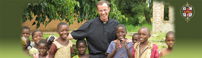 sacerdote rodeado de niños