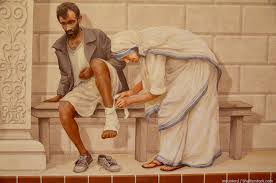 Teresa de Calcuta curando a un pobre.jpg