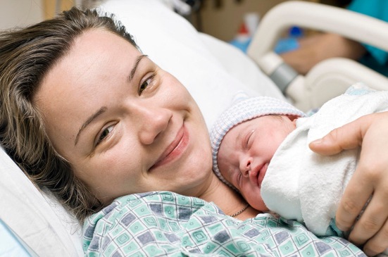 Mujer con niño recién nacido