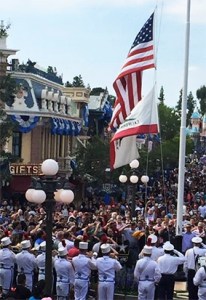 Izando bandera americana