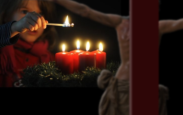 Niño ante crucifijo