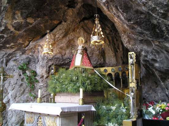Virgen en la cueva de Covadonga