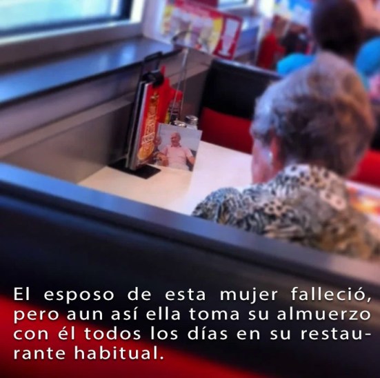 Mujer con la foto de su marido