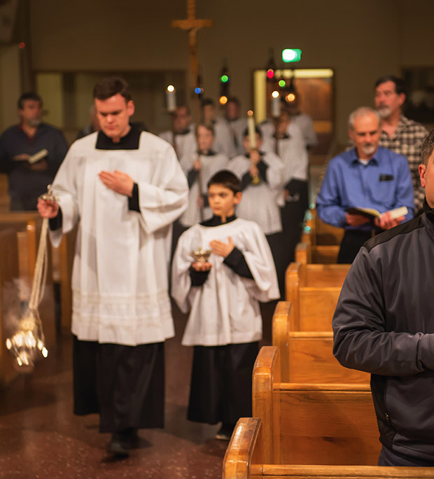 Sacerdote en procesión al altar