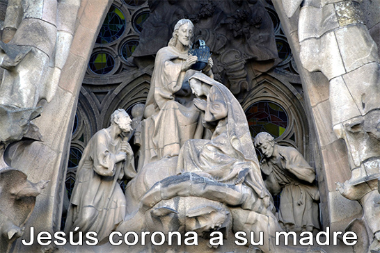 Jesús coronando a su reina madre