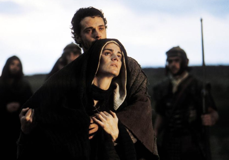 María junto a Juán a la cruz